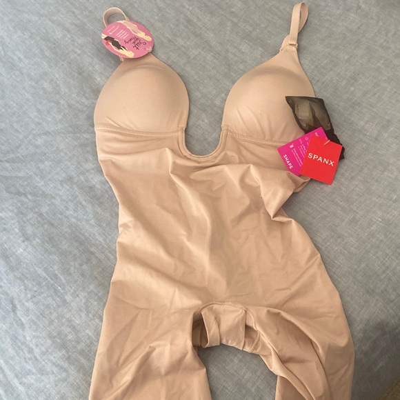 SPANX Women's Nude Shapewear BodysuitPlunge Low-Back Mid-Thigh Bodysuit